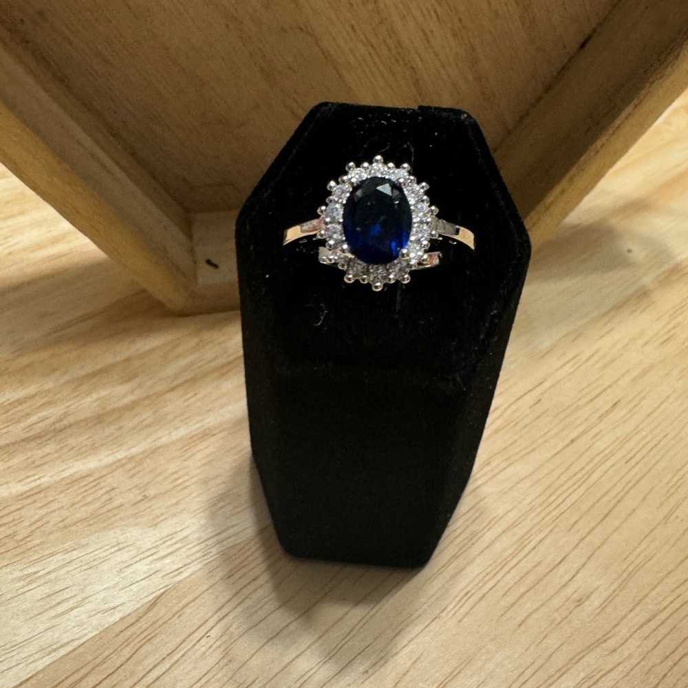 SIZE 10 WEDDING RING - Picture 6 of 9